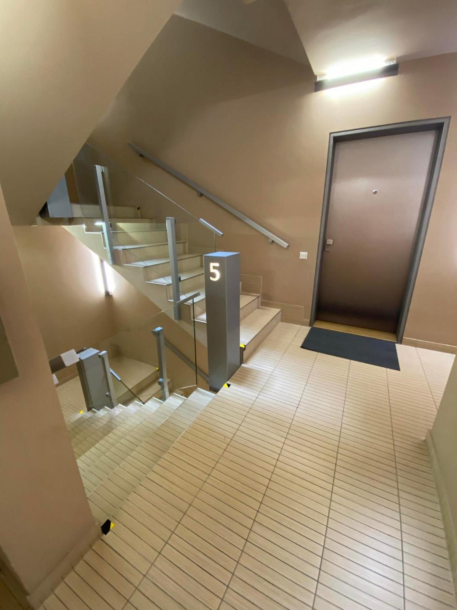 Spacious Near Center With Balcony And Garage Parking Lejlighed *