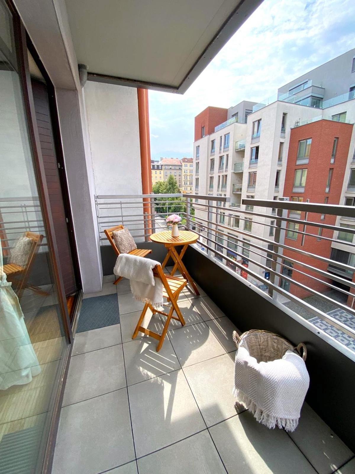 Spacious Near Center With Balcony And Garage Parking Lejlighed Prag