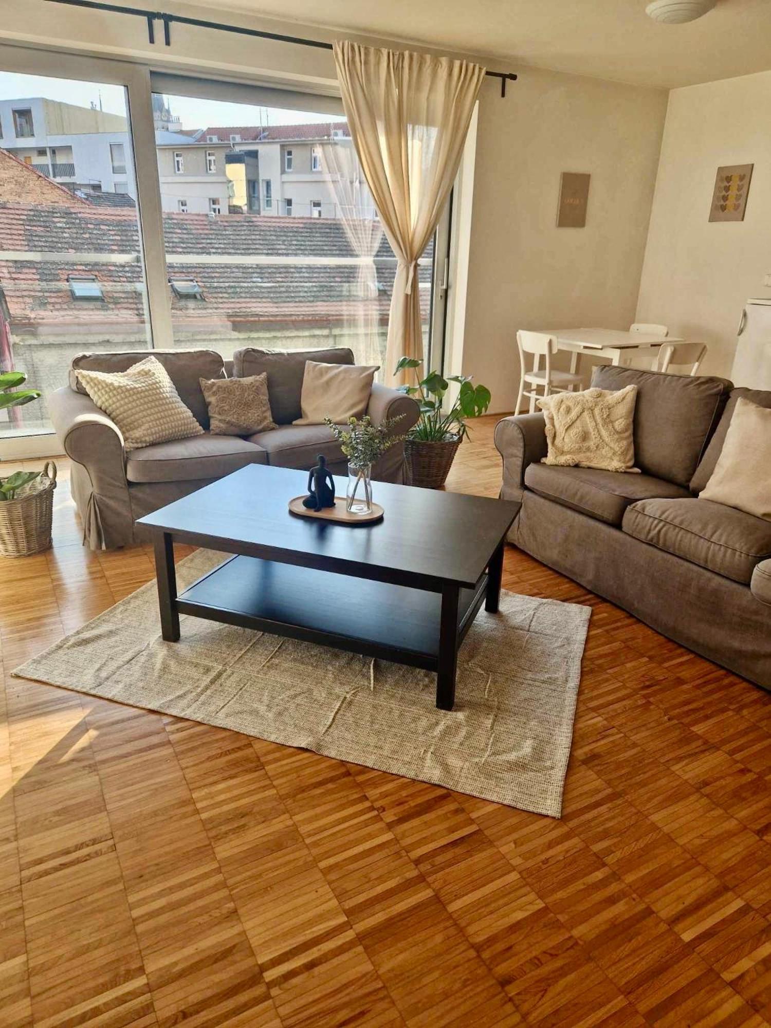 Spacious Near Center With Balcony And Garage Parking Lejlighed Prag
