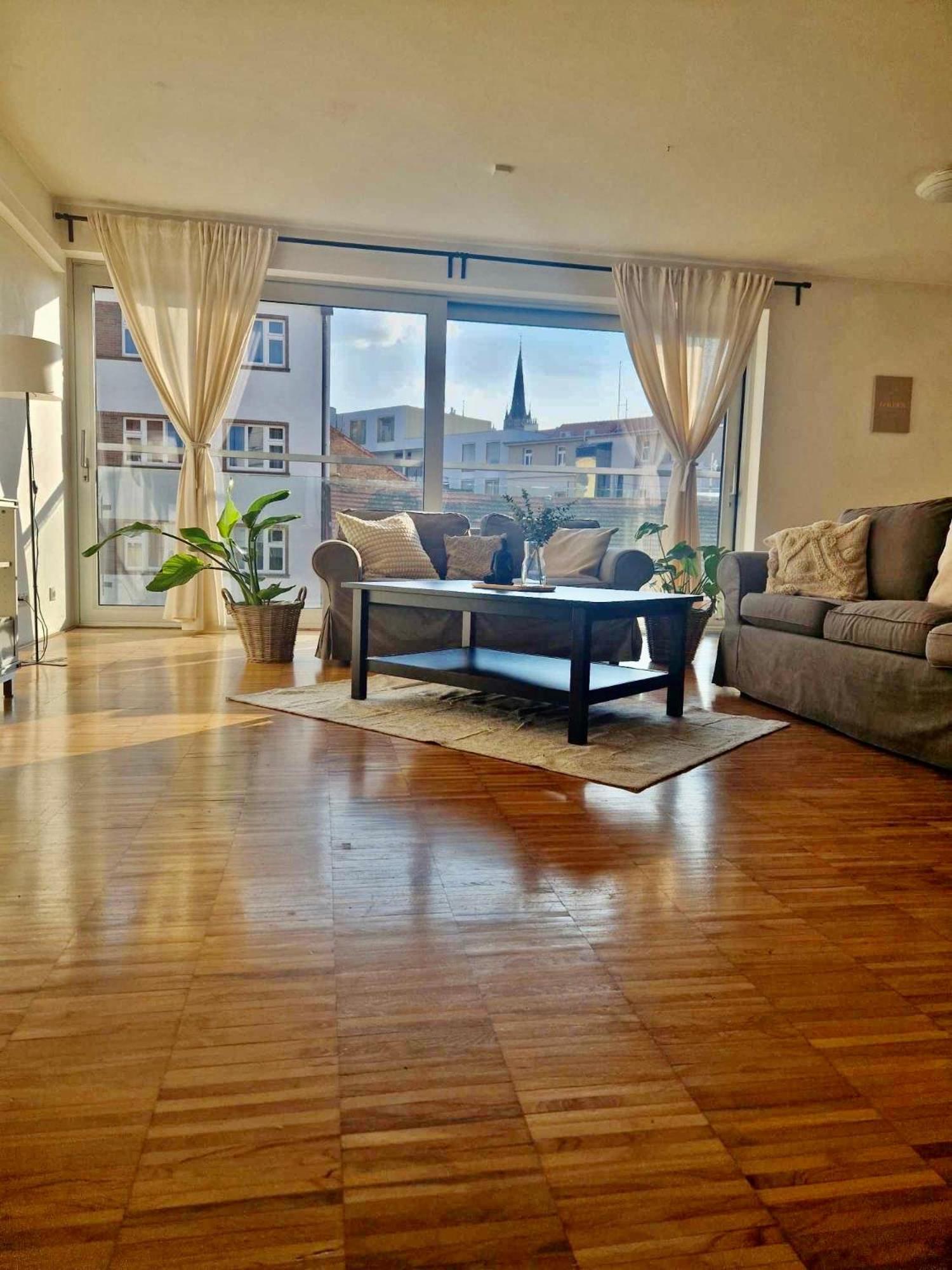 Spacious Near Center With Balcony And Garage Parking Lejlighed *